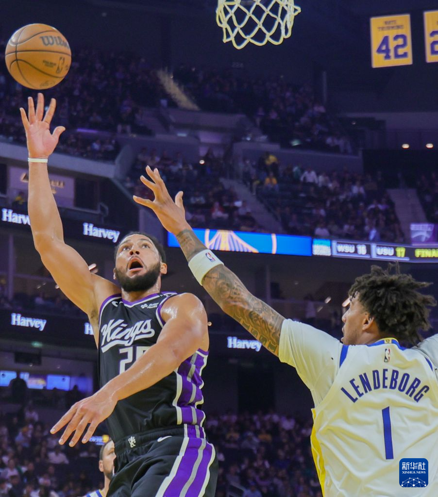 篮球——NBA季前赛：勇士胜国王